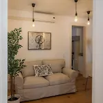 Apartment A Janela, Charming In Center
